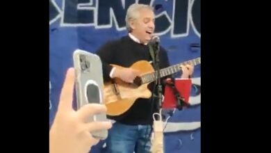 Photo of Video: Alberto Fernández tocó la guitarra, cantó y pidió “estar unidos”