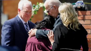 Photo of Flores y rezo de Biden para las víctimas de la masacre en escuela de Texas