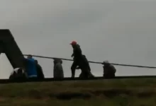 Photo of Videos de los graves enfrentamientos entre barras de Independiente y la policía