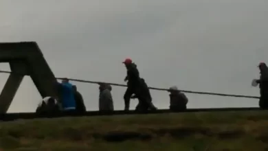 Photo of Videos de los graves enfrentamientos entre barras de Independiente y la policía