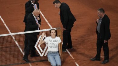 Photo of Tensión en Roland Garros: una manifestante se ató en la red en pleno partido