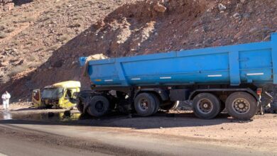 Photo of Dos camioneros chocaron en Alta Montaña y uno se escapó