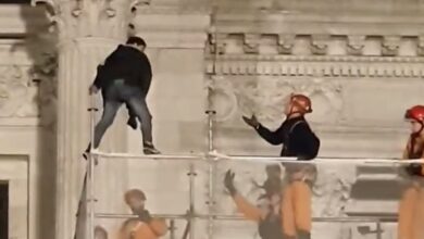 Photo of Tensión en el Congreso de la Nación: un hombre se subió a un andamio y amenaza con lanzarse al vacío