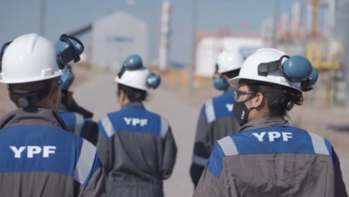 Photo of Los petroleros de YPF lograron un aumento de 80% con un bono de $100.000